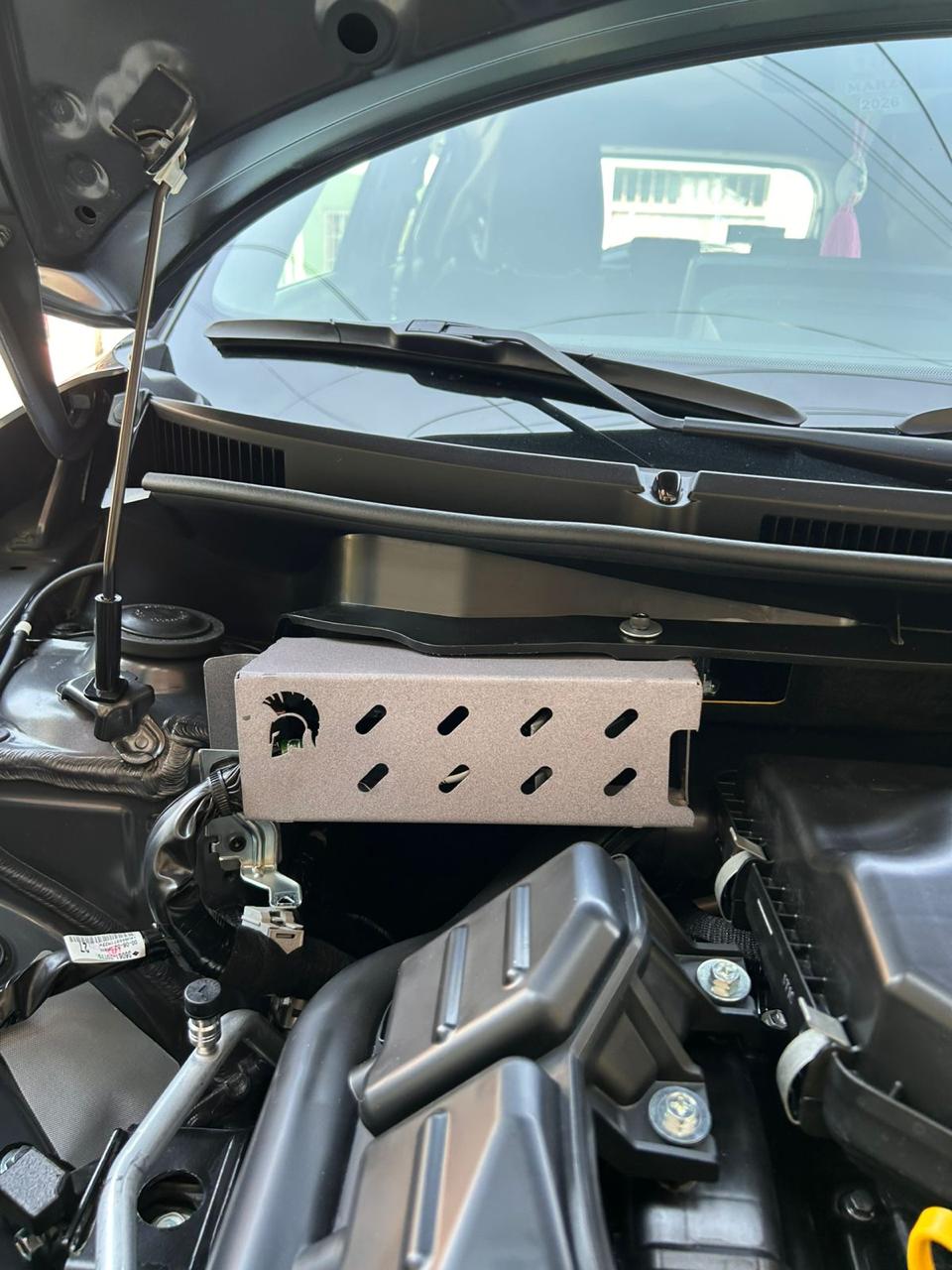 Protección SpartanLock instalada sobre la computadora del auto
