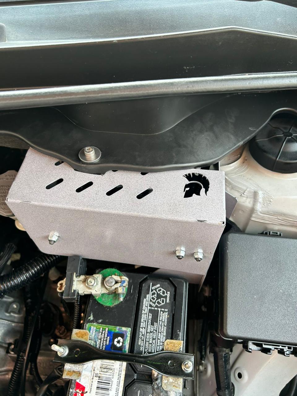 Protección de acero Spartan Lock instalada sobre la computadora de un auto